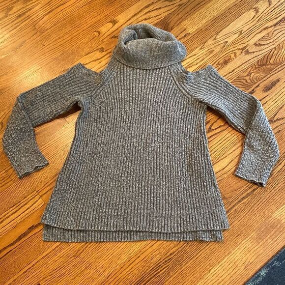 CUPCAKES AND CASHMERE
Rodell Cold Shoulder Sweater In Medium Heather Grey - Picture 6 of 8